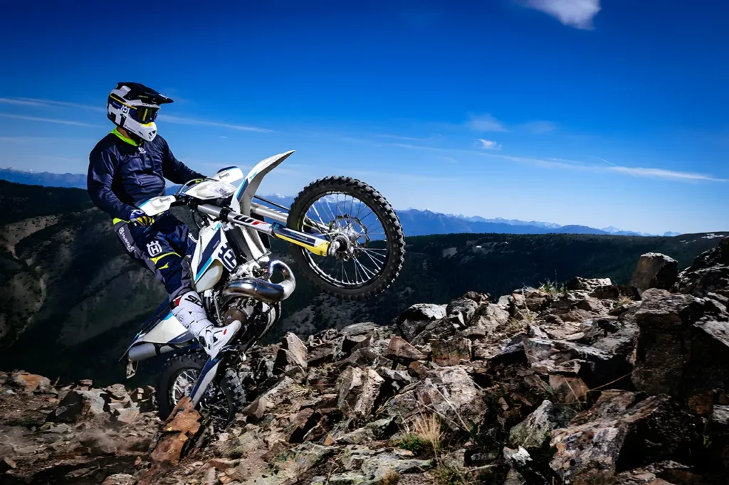 Husqvarna FE-TE-Bike mit individuellem Dekor auf felsigem Terrain | Independent Racing