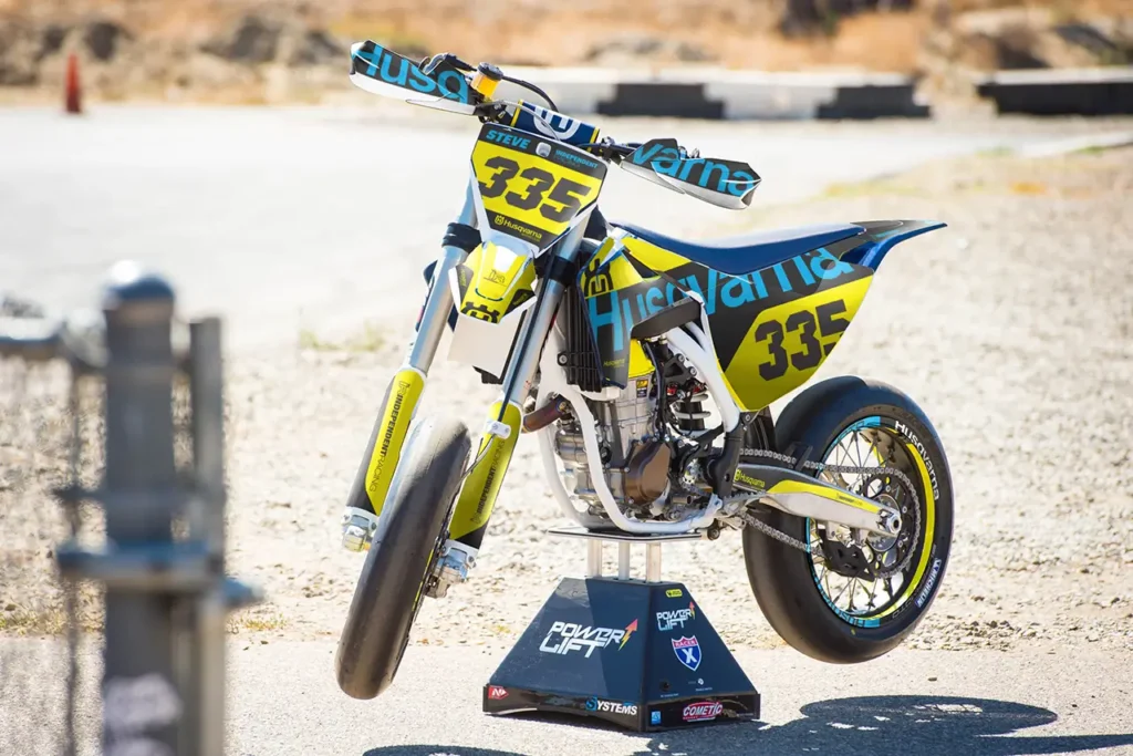 Husqvarna FS 450 mit Supermoto-Dekor auf einem Ständer im Freien | Independent Racing