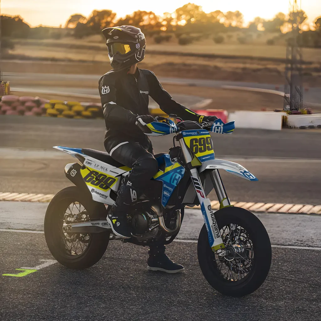 Fahrer auf einer Husqvarna FS 450 auf einer Rennstrecke bei Sonnenuntergang | Independent Racing
