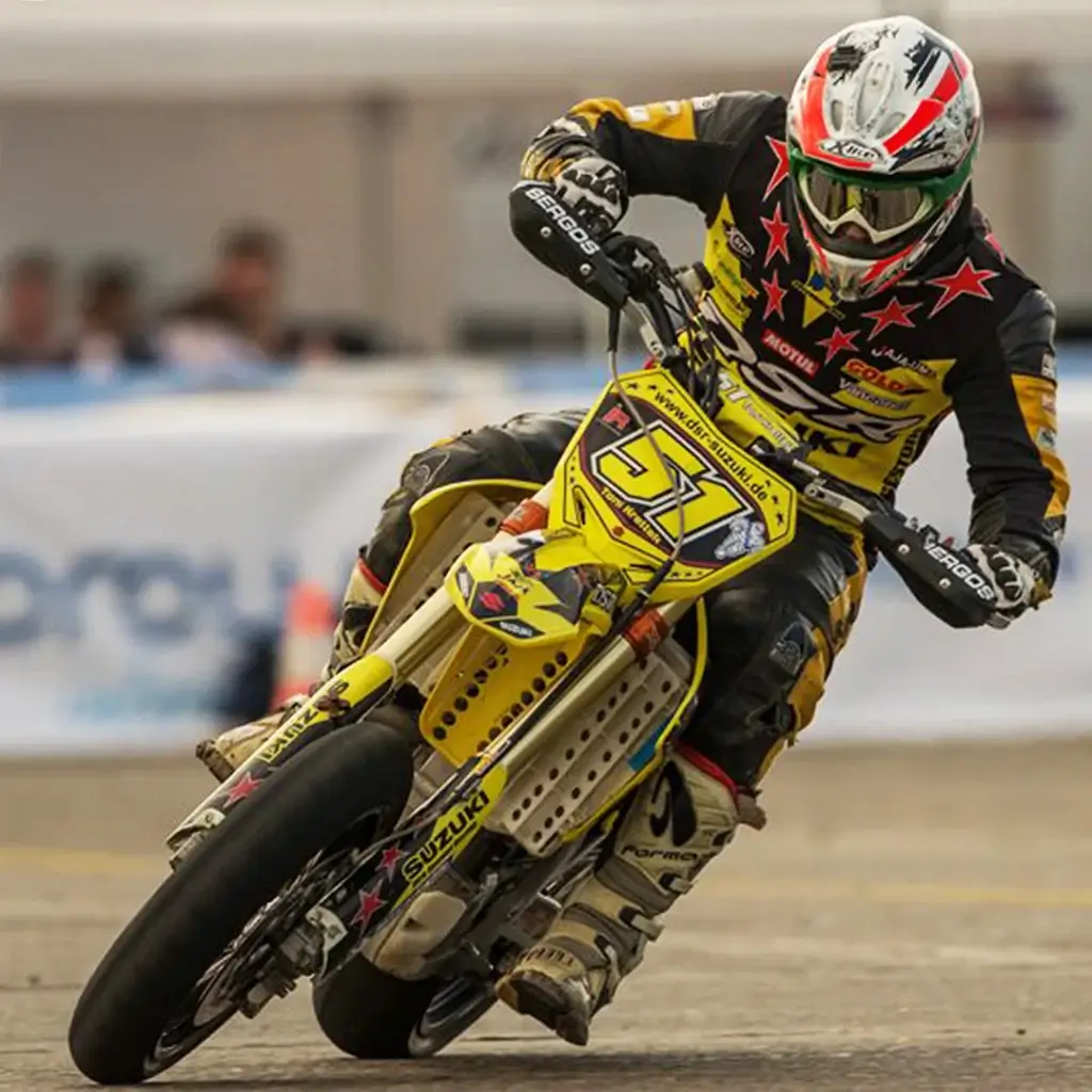 Fahrer mit Startnummer 51 auf gelber Suzuki Supermoto.