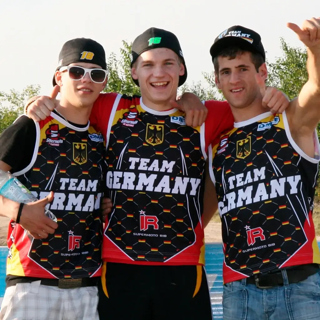 Drei Fahrer im Team Germany Outfit von Independent Racing.
