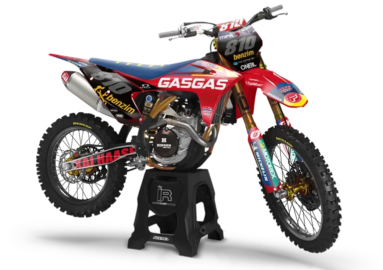 GasGas MC 250 Motocross Motorrad mit rot blauem Custom Dekor von Independent Racing.